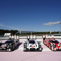 Porsche 919 Hybrid in den Farben fÃ¼r Le Mans 2015 mit Fahrern und Top-Management