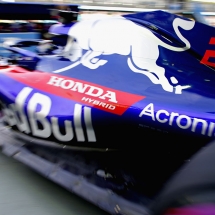 SINGAPORE - SEPTEMBER 14: Brendon Hartley of New Zealand driving the (28) Scuderia Toro Rosso STR13 Honda leaves the garage during practice for the Formula One Grand Prix of Singapore at Marina Bay Street Circuit on September 14, 2018 in Singapore.  (Photo by Peter Fox/Getty Images) // Getty Images / Red Bull Content Pool  // AP-1WW6F7JKH2111 // Usage for editorial use only // Please go to www.redbullcontentpool.com for further information. //