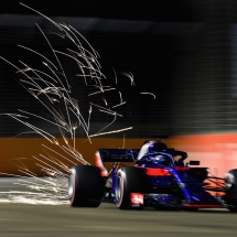 SINGAPORE - SEPTEMBER 14: Sparks fly behind Brendon Hartley of New Zealand driving the (28) Scuderia Toro Rosso STR13 Honda on track during practice for the Formula One Grand Prix of Singapore at Marina Bay Street Circuit on September 14, 2018 in Singapore.  (Photo by Clive Mason/Getty Images) // Getty Images / Red Bull Content Pool  // AP-1WW8CJQQH2111 // Usage for editorial use only // Please go to www.redbullcontentpool.com for further information. //