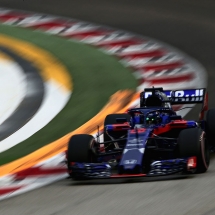 SINGAPORE - SEPTEMBER 15: Brendon Hartley of New Zealand driving the (28) Scuderia Toro Rosso STR13 Honda on track during final practice for the Formula One Grand Prix of Singapore at Marina Bay Street Circuit on September 15, 2018 in Singapore.  (Photo by Charles Coates/Getty Images) // Getty Images / Red Bull Content Pool  // AP-1WWHG5KYN2111 // Usage for editorial use only // Please go to www.redbullcontentpool.com for further information. //