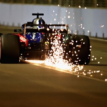 SINGAPORE - SEPTEMBER 15:  Sparks fly behind Brendon Hartley of New Zealand driving the (28) Scuderia Toro Rosso STR13 Honda on track during qualifying for the Formula One Grand Prix of Singapore at Marina Bay Street Circuit on September 15, 2018 in Singapore.  (Photo by Charles Coates/Getty Images) // Getty Images / Red Bull Content Pool  // AP-1WWJSC6X11W11 // Usage for editorial use only // Please go to www.redbullcontentpool.com for further information. //