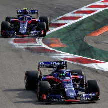 SOCHI, RUSSIA - SEPTEMBER 30: Brendon Hartley of New Zealand driving the (28) Scuderia Toro Rosso STR13 Honda leads Pierre Gasly of France and Scuderia Toro Rosso driving the (10) Scuderia Toro Rosso STR13 Honda on track during the Formula One Grand Prix of Russia at Sochi Autodrom on September 30, 2018 in Sochi, Russia.  (Photo by Charles Coates/Getty Images) // Getty Images / Red Bull Content Pool  // AP-1X2CD9HW52111 // Usage for editorial use only // Please go to www.redbullcontentpool.com for further information. //