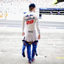 SUZUKA, JAPAN - OCTOBER 06: Brendon Hartley of New Zealand and Scuderia Toro Rosso looks on from the garage during qualifying for the Formula One Grand Prix of Japan at Suzuka Circuit on October 6, 2018 in Suzuka.  (Photo by Peter Fox/Getty Images) // Getty Images / Red Bull Content Pool  // AP-1X47W6V1H2511 // Usage for editorial use only // Please go to www.redbullcontentpool.com for further information. //