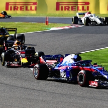 SUZUKA, JAPAN - OCTOBER 07: Brendon Hartley of New Zealand driving the (28) Scuderia Toro Rosso STR13 Honda leads Daniel Ricciardo of Australia driving the (3) Aston Martin Red Bull Racing RB14 TAG Heuer on track during the Formula One Grand Prix of Japan at Suzuka Circuit on October 7, 2018 in Suzuka.  (Photo by Clive Rose/Getty Images) // Getty Images / Red Bull Content Pool  // AP-1X4HZTE552511 // Usage for editorial use only // Please go to www.redbullcontentpool.com for further information. //