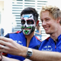 MEXICO CITY, MEXICO - OCTOBER 25: Brendon Hartley of New Zealand and Scuderia Toro Rosso takes part in some face painting in the Paddock during previews ahead of the Formula One Grand Prix of Mexico at Autodromo Hermanos Rodriguez on October 25, 2018 in Mexico City, Mexico.  (Photo by Peter Fox/Getty Images) // Getty Images / Red Bull Content Pool  // AP-1XAHTYA512111 // Usage for editorial use only // Please go to www.redbullcontentpool.com for further information. //