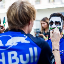 MEXICO CITY, MEXICO - OCTOBER 25:  Brendon Hartley of Scuderia Toro Rosso and New Zealand face paints his trainer during previews ahead of the Formula One Grand Prix of Mexico at Autodromo Hermanos Rodriguez on October 25, 2018 in Mexico City, Mexico.  (Photo by Peter Fox/Getty Images) // Getty Images / Red Bull Content Pool  // AP-1XAJ2RKG12111 // Usage for editorial use only // Please go to www.redbullcontentpool.com for further information. //