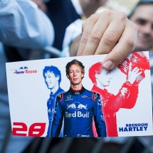 MEXICO CITY, MEXICO - OCTOBER 25:  Brendon Hartley of Scuderia Toro Rosso and New Zealand with fans during previews ahead of the Formula One Grand Prix of Mexico at Autodromo Hermanos Rodriguez on October 25, 2018 in Mexico City, Mexico.  (Photo by Peter Fox/Getty Images) // Getty Images / Red Bull Content Pool  // AP-1XAJS5NMW2111 // Usage for editorial use only // Please go to www.redbullcontentpool.com for further information. //