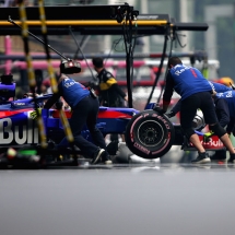 MEXICO CITY, MEXICO - OCTOBER 27: Brendon Hartley of New Zealand driving the (28) Scuderia Toro Rosso STR13 Honda is pushed back into the garage during final practice for the Formula One Grand Prix of Mexico at Autodromo Hermanos Rodriguez on October 27, 2018 in Mexico City, Mexico.  (Photo by Peter Fox/Getty Images) // Getty Images / Red Bull Content Pool  // AP-1XB4EY48D1W11 // Usage for editorial use only // Please go to www.redbullcontentpool.com for further information. //