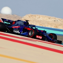 BAHRAIN, BAHRAIN - APRIL 07: Brendon Hartley of New Zealand driving the (28) Scuderia Toro Rosso STR13 Honda on track during final practice for the Bahrain Formula One Grand Prix at Bahrain International Circuit on April 7, 2018 in Bahrain, Bahrain.  (Photo by Mark Thompson/Getty Images) // Getty Images / Red Bull Content Pool  // AP-1V9R9M4J92111 // Usage for editorial use only // Please go to www.redbullcontentpool.com for further information. //