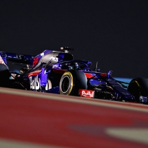 BAHRAIN, BAHRAIN - APRIL 08: Brendon Hartley of New Zealand driving the (28) Scuderia Toro Rosso STR13 Honda on track during the Bahrain Formula One Grand Prix at Bahrain International Circuit on April 8, 2018 in Bahrain, Bahrain.  (Photo by Mark Thompson/Getty Images) // Getty Images / Red Bull Content Pool  // AP-1VA42TE792111 // Usage for editorial use only // Please go to www.redbullcontentpool.com for further information. //