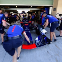 ABU DHABI, UNITED ARAB EMIRATES - NOVEMBER 23: The Scuderia Toro Rosso push Brendon Hartley of New Zealand driving the (28) Scuderia Toro Rosso STR13 Honda back into the garage during practice for the Abu Dhabi Formula One Grand Prix at Yas Marina Circuit on November 23, 2018 in Abu Dhabi, United Arab Emirates.  (Photo by Peter Fox/Getty Images) // Getty Images / Red Bull Content Pool  // AP-1XKQMX2P11W11 // Usage for editorial use only // Please go to www.redbullcontentpool.com for further information. //