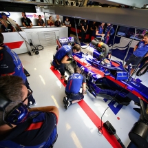 ABU DHABI, UNITED ARAB EMIRATES - NOVEMBER 23: Brendon Hartley of New Zealand and Scuderia Toro Rosso prepares to drive in the garage during practice for the Abu Dhabi Formula One Grand Prix at Yas Marina Circuit on November 23, 2018 in Abu Dhabi, United Arab Emirates.  (Photo by Peter Fox/Getty Images) // Getty Images / Red Bull Content Pool  // AP-1XKQNUEPW1W11 // Usage for editorial use only // Please go to www.redbullcontentpool.com for further information. //