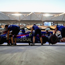 ABU DHABI, UNITED ARAB EMIRATES - NOVEMBER 24: Brendon Hartley of New Zealand driving the (28) Scuderia Toro Rosso STR13 Honda stops in the Pitlane during qualifying for the Abu Dhabi Formula One Grand Prix at Yas Marina Circuit on November 24, 2018 in Abu Dhabi, United Arab Emirates.  (Photo by Peter Fox/Getty Images) // Getty Images / Red Bull Content Pool  // AP-1XM3NEP3W2111 // Usage for editorial use only // Please go to www.redbullcontentpool.com for further information. //