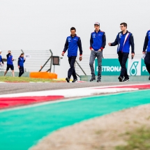 SHANGHAI, CHINA - APRIL 12:  Brendon Hartley of Scuderia Toro Rosso walks te track with his engineers and New Zealand during previews ahead of the Formula One Grand Prix of China at Shanghai International Circuit on April 12, 2018 in Shanghai, China.  (Photo by Peter Fox/Getty Images) // Getty Images / Red Bull Content Pool  // AP-1VB8RYT791W11 // Usage for editorial use only // Please go to www.redbullcontentpool.com for further information. //