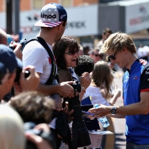 MONTE-CARLO, MONACO - MAY 23:  Brendon Hartley of New Zealand and Scuderia Toro Rosso signs autographs for fans in the Pitlane during previews ahead of the Monaco Formula One Grand Prix at Circuit de Monaco on May 23, 2018 in Monte-Carlo, Monaco.  (Photo by Charles Coates/Getty Images) // Getty Images / Red Bull Content Pool  // AP-1VRHCBHRN1W11 // Usage for editorial use only // Please go to www.redbullcontentpool.com for further information. //