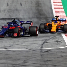 SPIELBERG, AUSTRIA - JULY 01: Brendon Hartley of New Zealand driving the (28) Scuderia Toro Rosso STR13 Honda leads Fernando Alonso of Spain driving the (14) McLaren F1 Team MCL33 Renault on track during the Formula One Grand Prix of Austria at Red Bull Ring on July 1, 2018 in Spielberg, Austria.  (Photo by Mark Thompson/Getty Images) // Getty Images / Red Bull Content Pool  // AP-1W55SFX3S1W11 // Usage for editorial use only // Please go to www.redbullcontentpool.com for further information. //